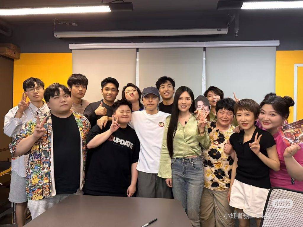 周星馳 喜劇競賽節目《喜劇之王單口季第二季》12位成功晉身總決賽的參賽者,日前專程來港拜見周星馳(圖片來源:小紅書圖片)