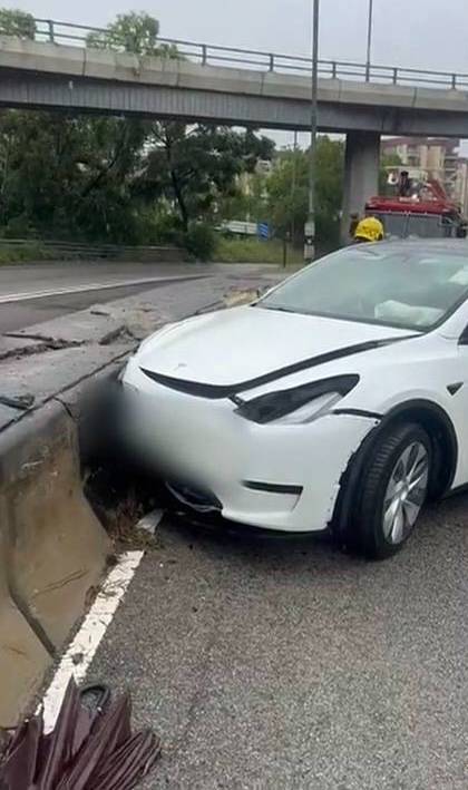 俞可程 俞可程駕駛的Tesla在龍翔道失控猛撞,車頭嚴重損毀(圖片來源:TVB)