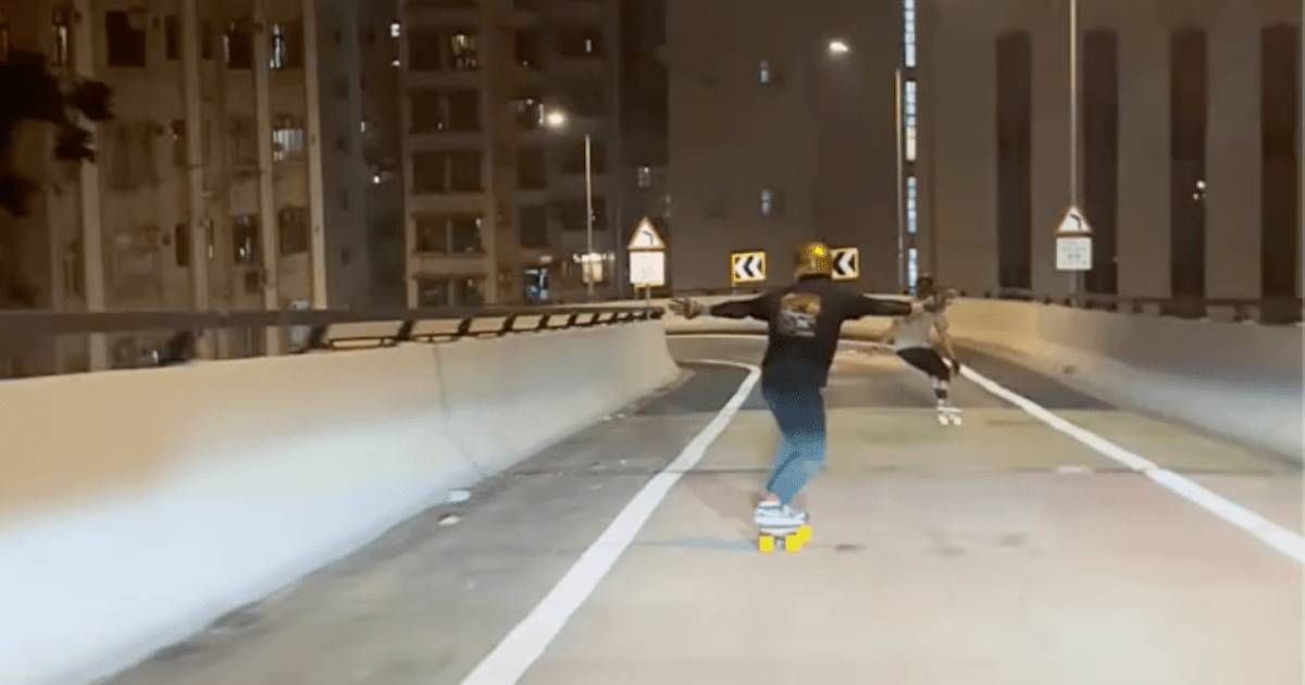 港島玩命滑板仔｜深夜飛馳1:10特斜天橋 司機嚇壞怒轟：或被控誤殺！