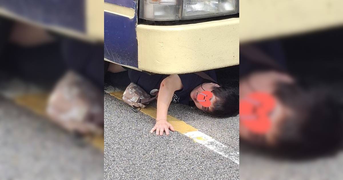 荃灣小巴撞倒阿姐捲車底！63歲司機持拐杖涉危駕被捕 網震驚：點踩油門?!