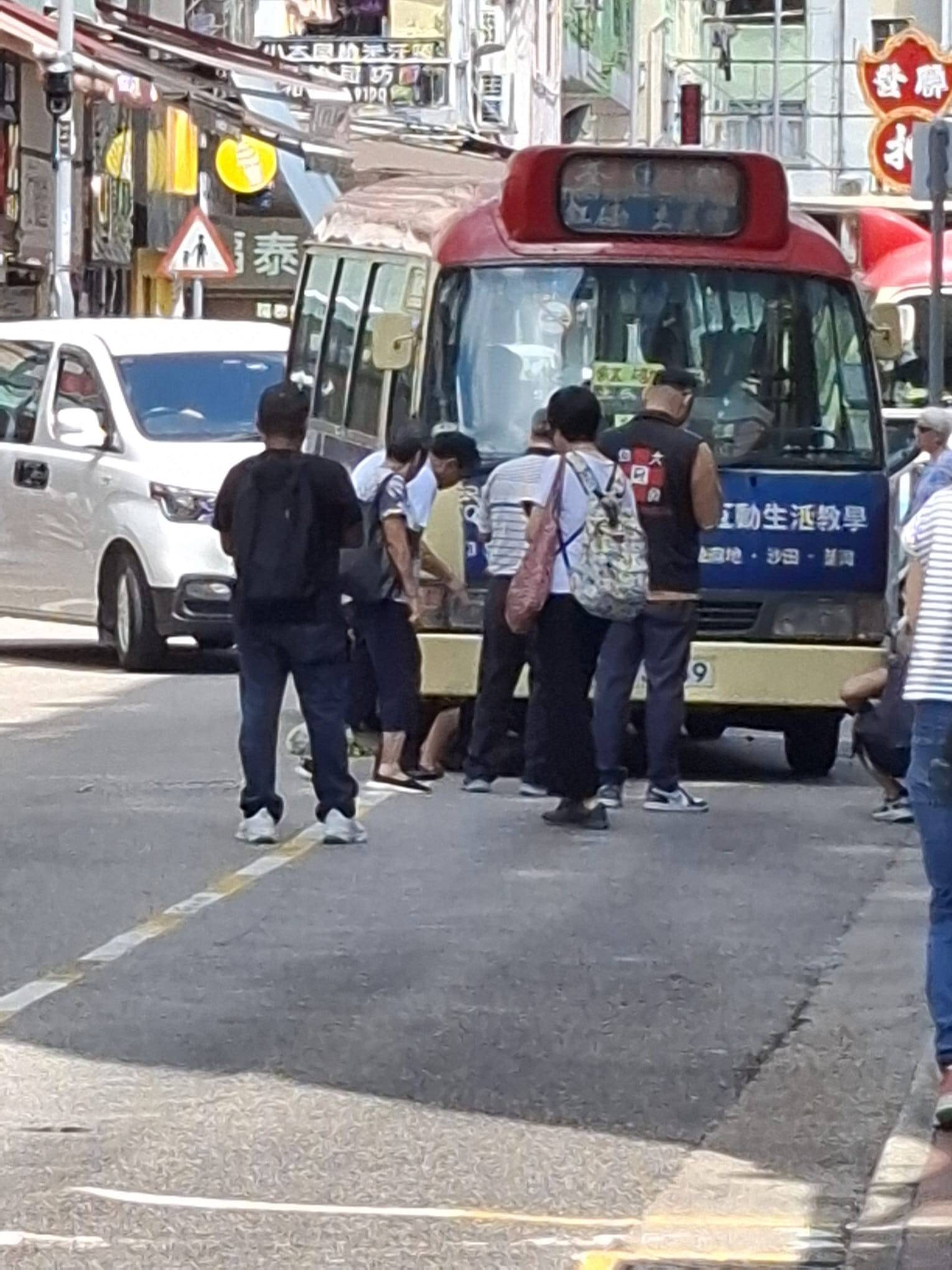 荃灣 交通意外 路人圍觀施救無效,召喚消防。(圖片來源:香港突發事故報料區及討論區)