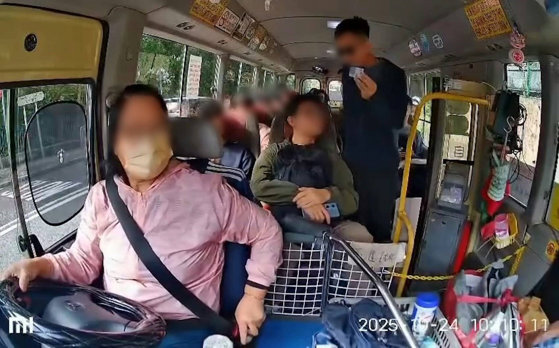 小巴安全帶 罰款 名戴「黑超」的警員展示委任證表明「全部人唔好郁,差人,警察,全部人唔好郁」,(圖片來源:網上影片截圖)