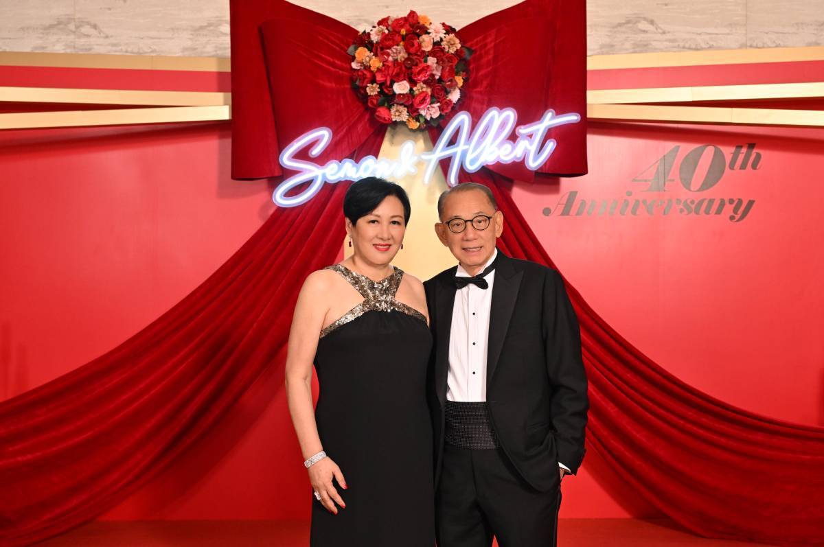 楊受成 紅寶石婚 英皇集團主席楊受成博士伉儷昨晚(24日)於香港瑞吉酒店舉辦「40週年紅寶石婚晚宴」,筵開超過20席招待政商娛樂界名人好友以及英皇集團同事一起慶祝。(圖片來源:大會提供)