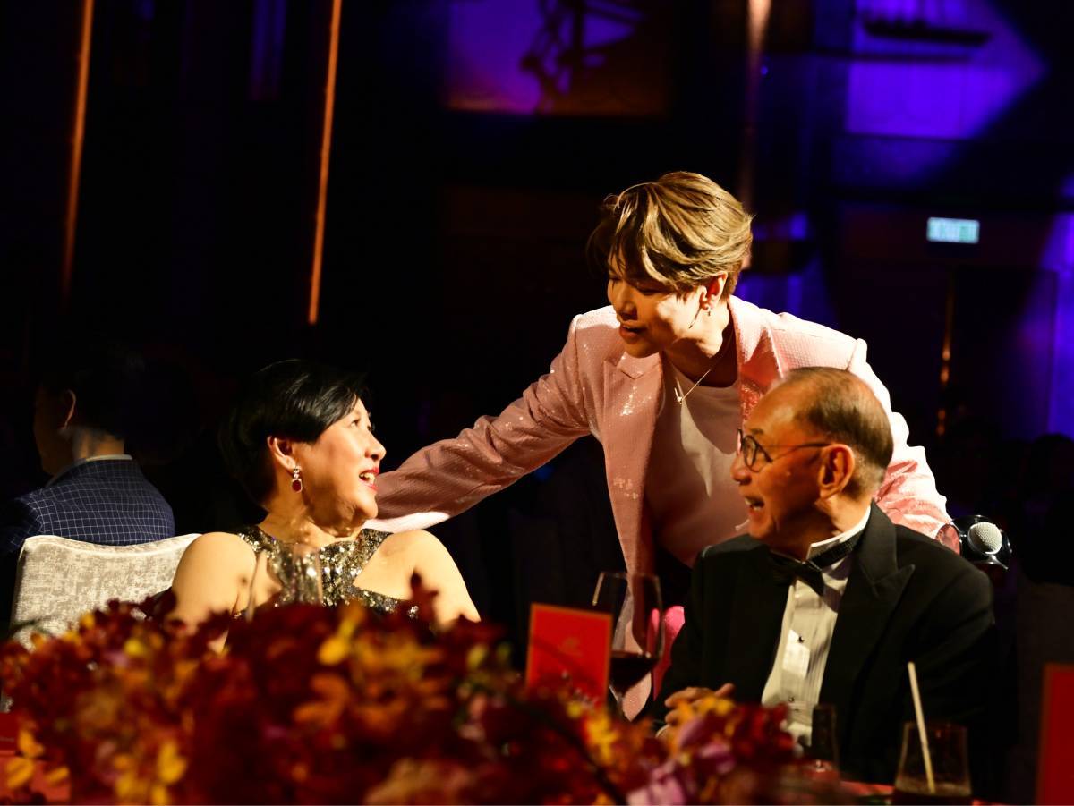 楊受成 紅寶石婚 開場表演張敬軒走到台下祝賀兩位主角(圖片來源:大會提供)