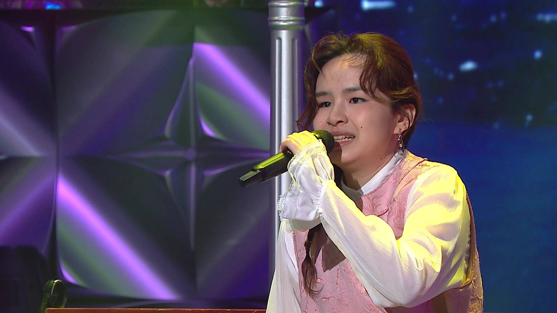 蕭凱恩 聲秀決賽 觀眾認為節目中蕭凱恩已有多次突破,即使視障也無礙她的發揮。(圖片來源:TVB)