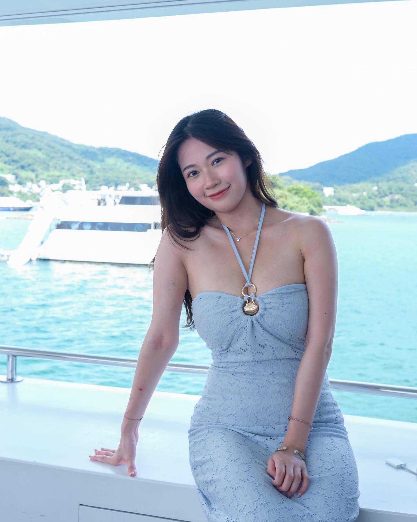 黃婧靈 戀愛綜藝 早前波波(黃靖靈)在IG晒出兩張穿著低胸衫遊船河的性感相(圖片來源:IG@krysellawong)