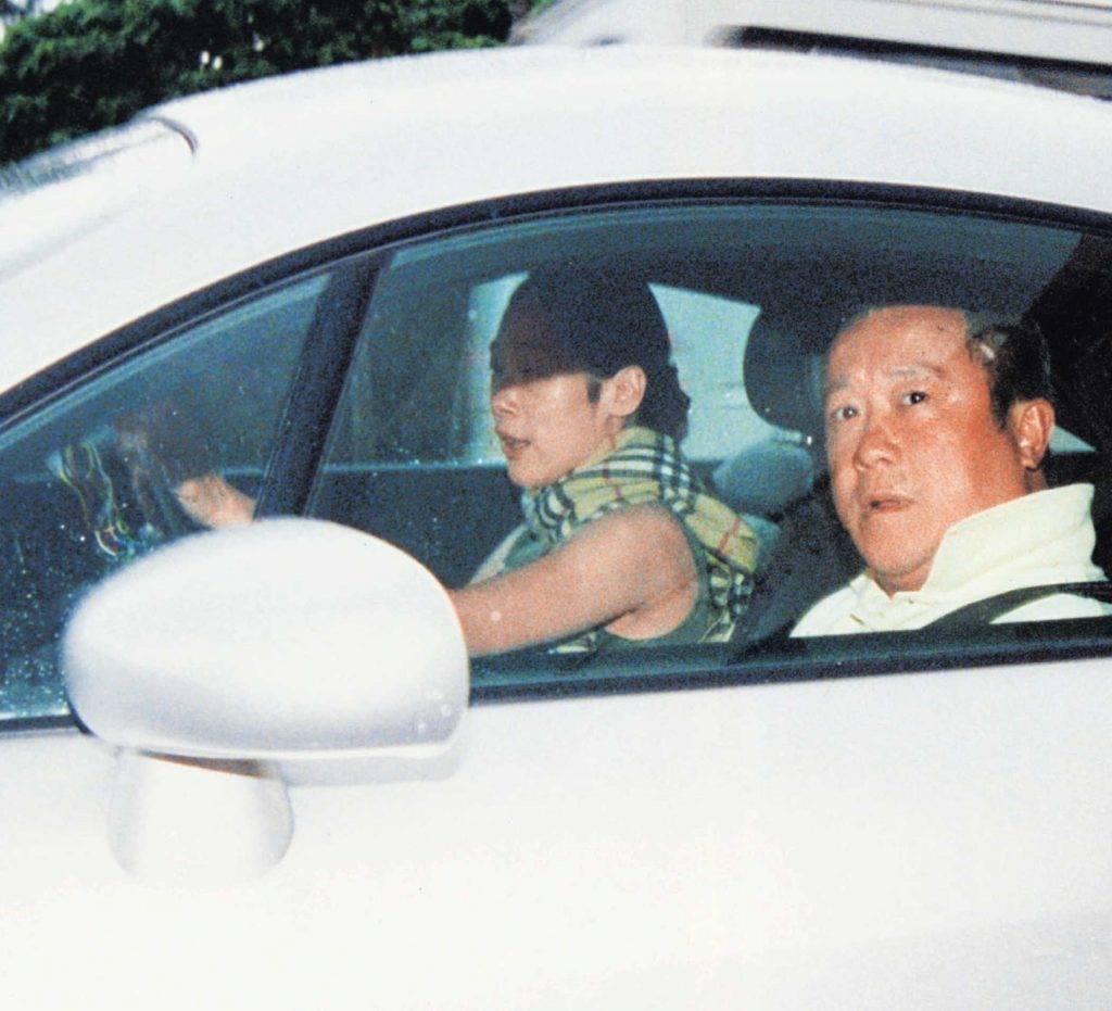 關淑怡 2002年被傳同居,又被周刊拍到二人同車,曾志偉當時解釋關淑怡因被指「撞邪」,想請教他該如何面對。由於當日他要錄影《獎門人》,便趁空檔在車上傾談,誰知突然有記者衝到車前拍照。他說感到好嬲,而一向揸車騰雞的關淑怡更被當場嚇親。他覺得最荒謬是有報導指兩人同居,令他嬲到極點。他說「有什麼事搞我好了,不要搞第三者」。(圖片來源:東方新地)