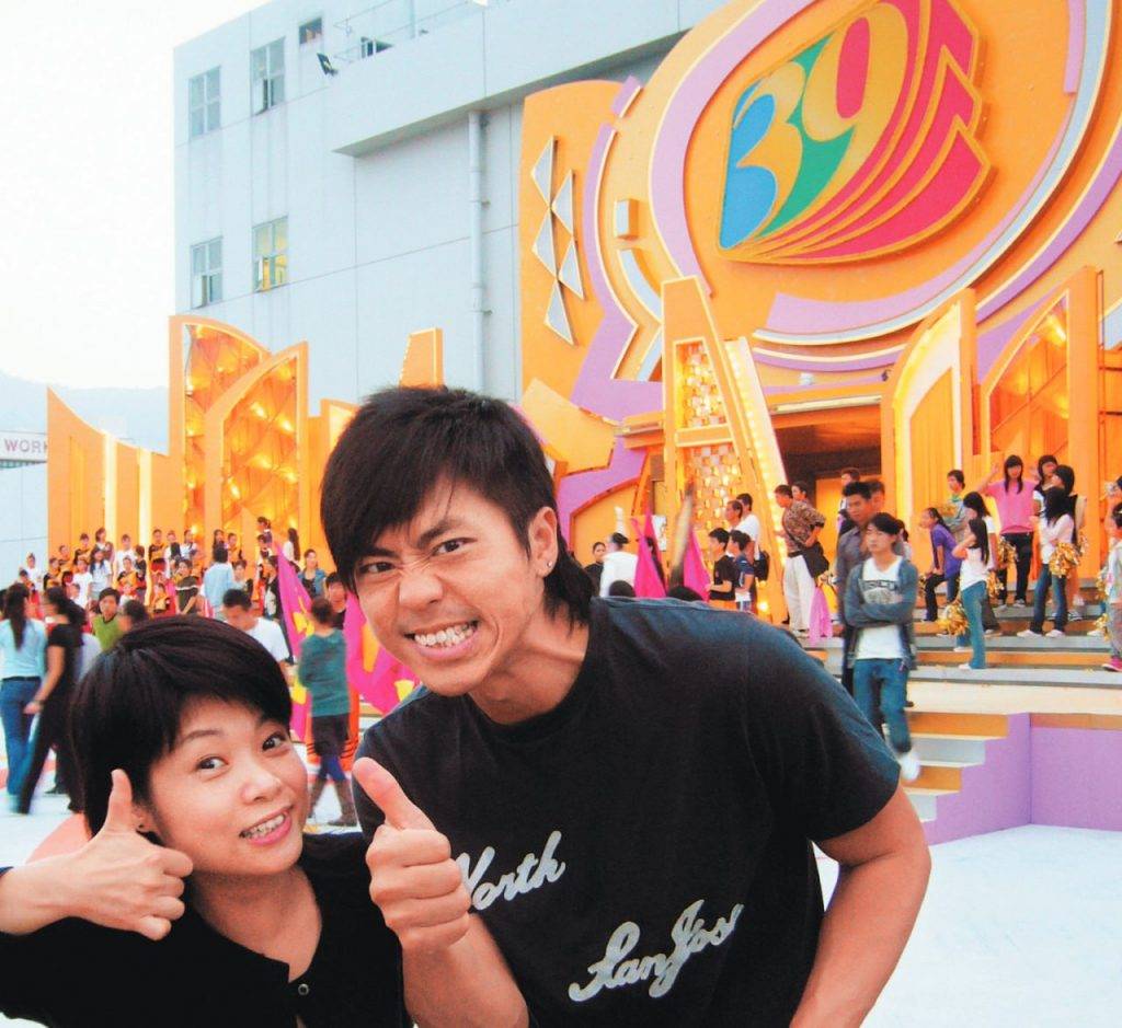 54歲 阮小儀 2006 森美小儀現身TVB台慶其實阮小儀2020年已加入TVB,主持過不同節目做過《美女廚房》冠軍,也有拍過劇集 《降魔的》演馬國明老母。不過自從2020年2月阮小儀與無綫約滿後再無續約,頻頻現身ViuTV,反而森美繼續在TVB擔任不同的主持工作,更曾被力捧拍劇做男主角。(圖片來源:東方新地圖片庫)
