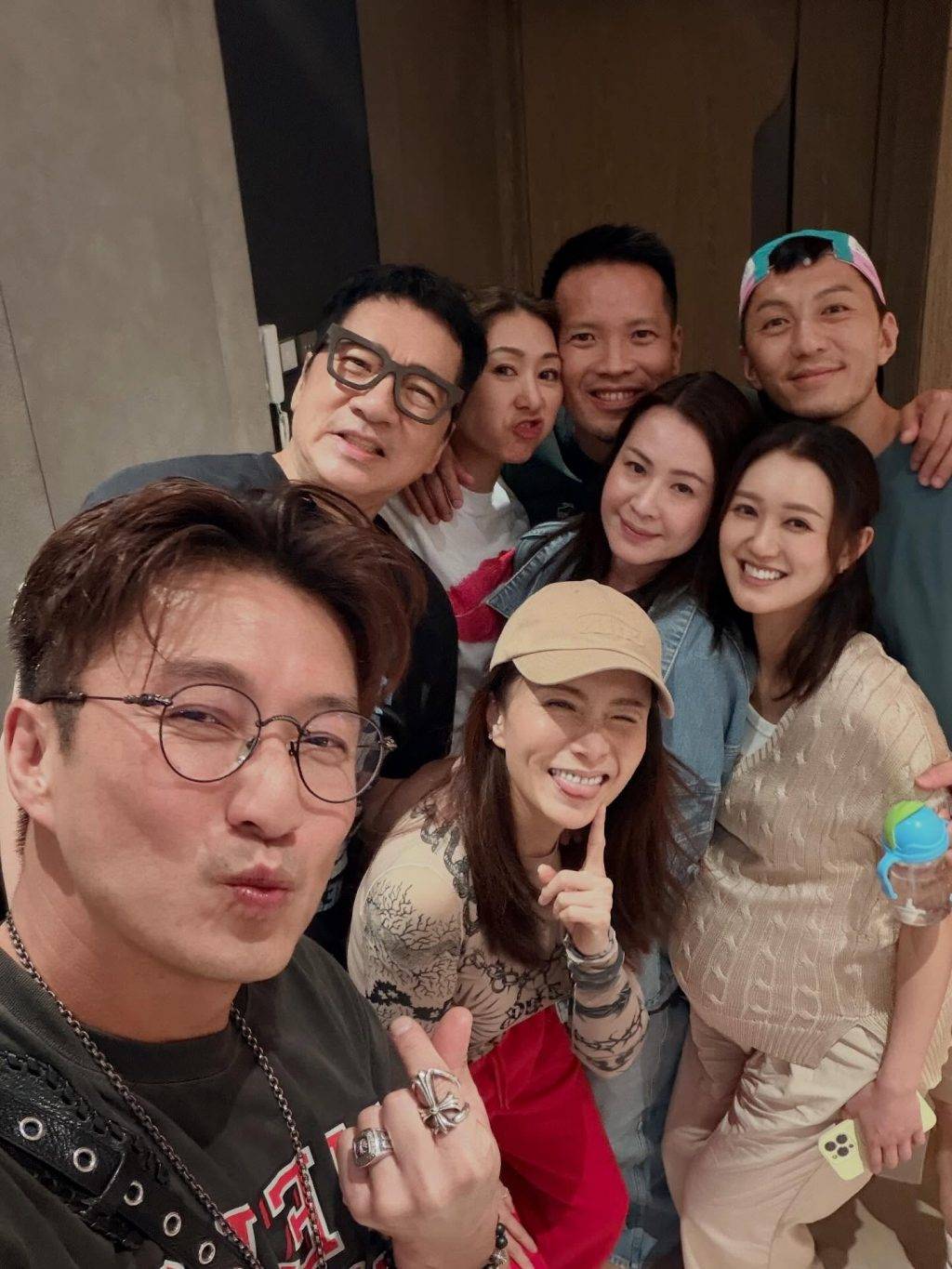 胡定欣 胡杏兒 包括胡杏兒夫婦、陳山聰夫婦、胡蓓蔚、單立文、張寶兒及袁偉豪等人齊聚一堂。(圖片來源:IG@nwuuu)