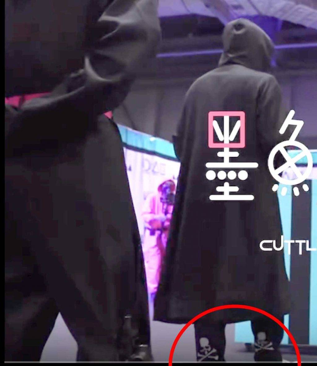 試當真 墨魚遊戲2 古老闆長期熱愛日本潮服品牌mastermind JAPAN,褲腳完全劇透面具男身份。(圖片來源:試當真)