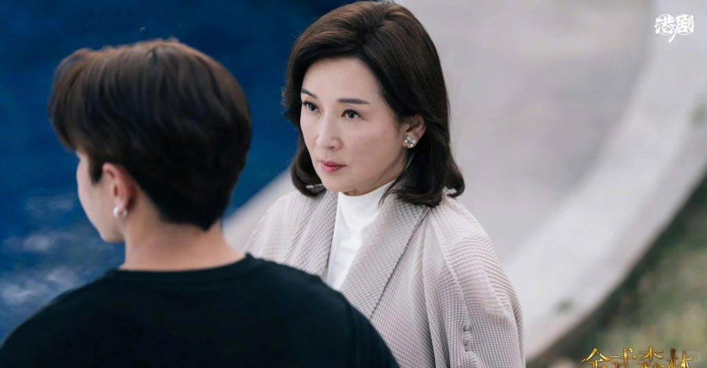 金式森林 八婆 網民亦猜測秋伯娘為人城府很深,很大機會是全劇「Big Boss」!(圖片來源:《金式森林》)