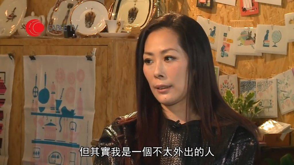 59歲 關淑怡 59歲樂壇天后關淑怡(Shirley)驚傳病危!近年屢傳精神狀態不穩的她,今日被媒體爆出緊急送入深切治療部(ICU)搶救,情況令人極度擔憂。(圖片來源:HoyTV)