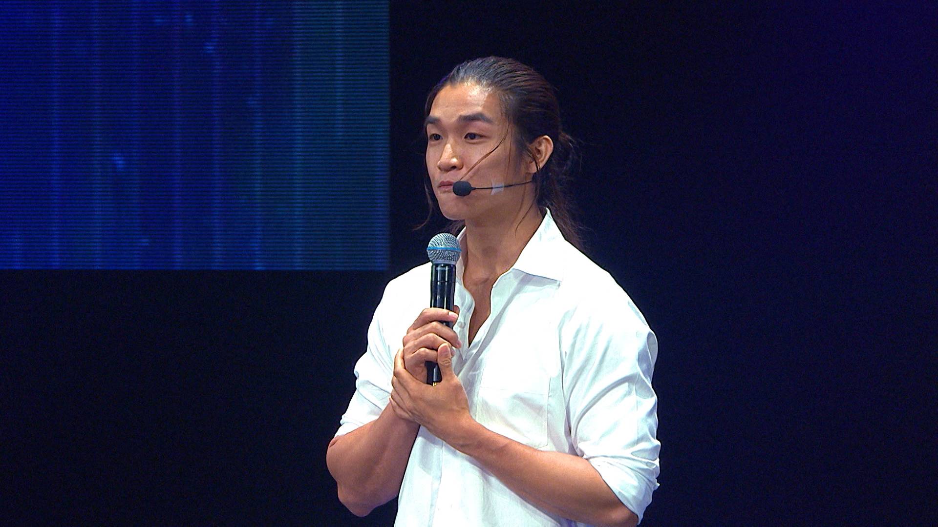 全民造星vi ian 37號參賽者紹冠以3盞藍燈順利晉級。(圖片來源:ViuTV)