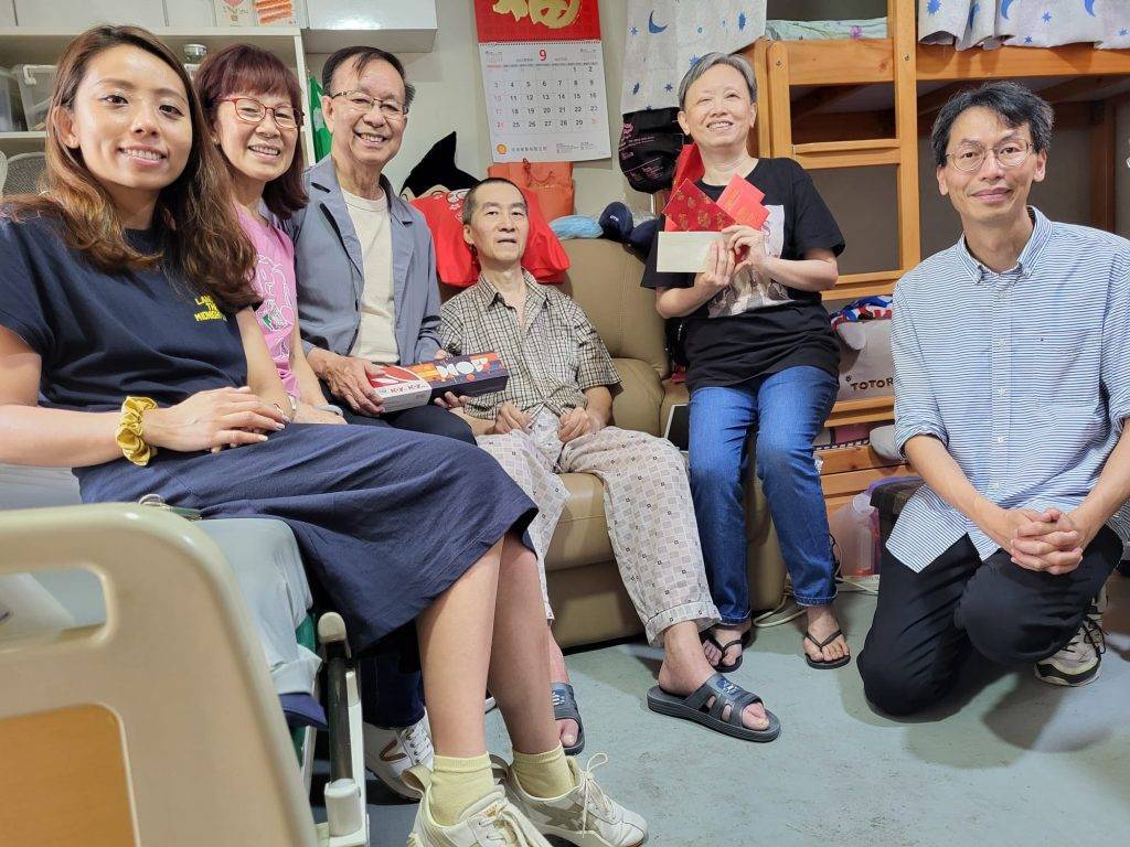 香港演藝圈 資深演員離世 吳博君入行逾30年,至1997年被裁後先後從事紙紮舖及清潔工維生。(FB:有艇搭慈善基金會)