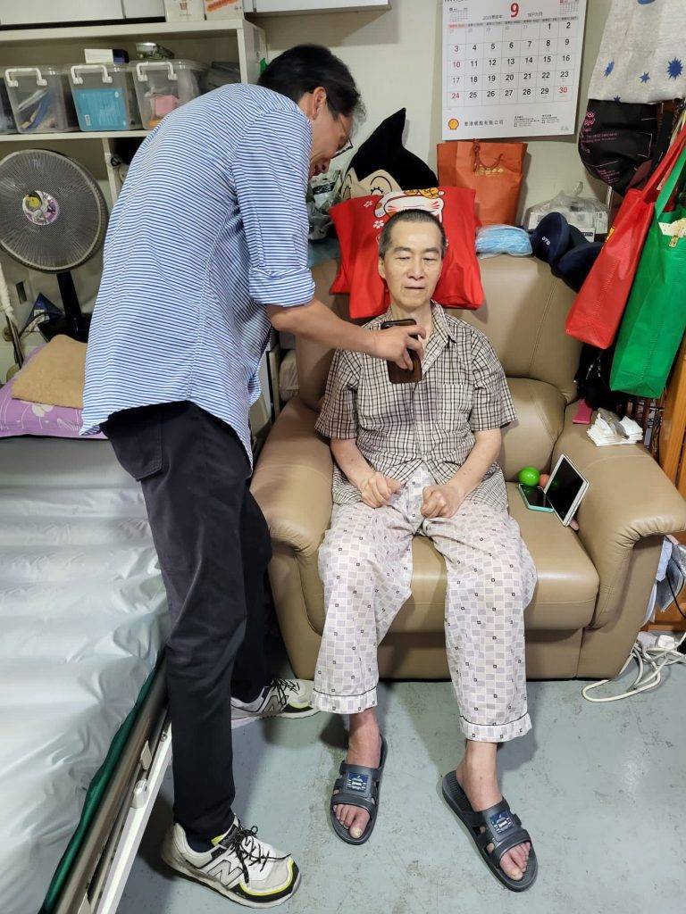 香港演藝圈 資深演員離世 吳博君入行逾30年,至1997年被裁後先後從事紙紮舖及清潔工維生。(FB:有艇搭慈善基金會)