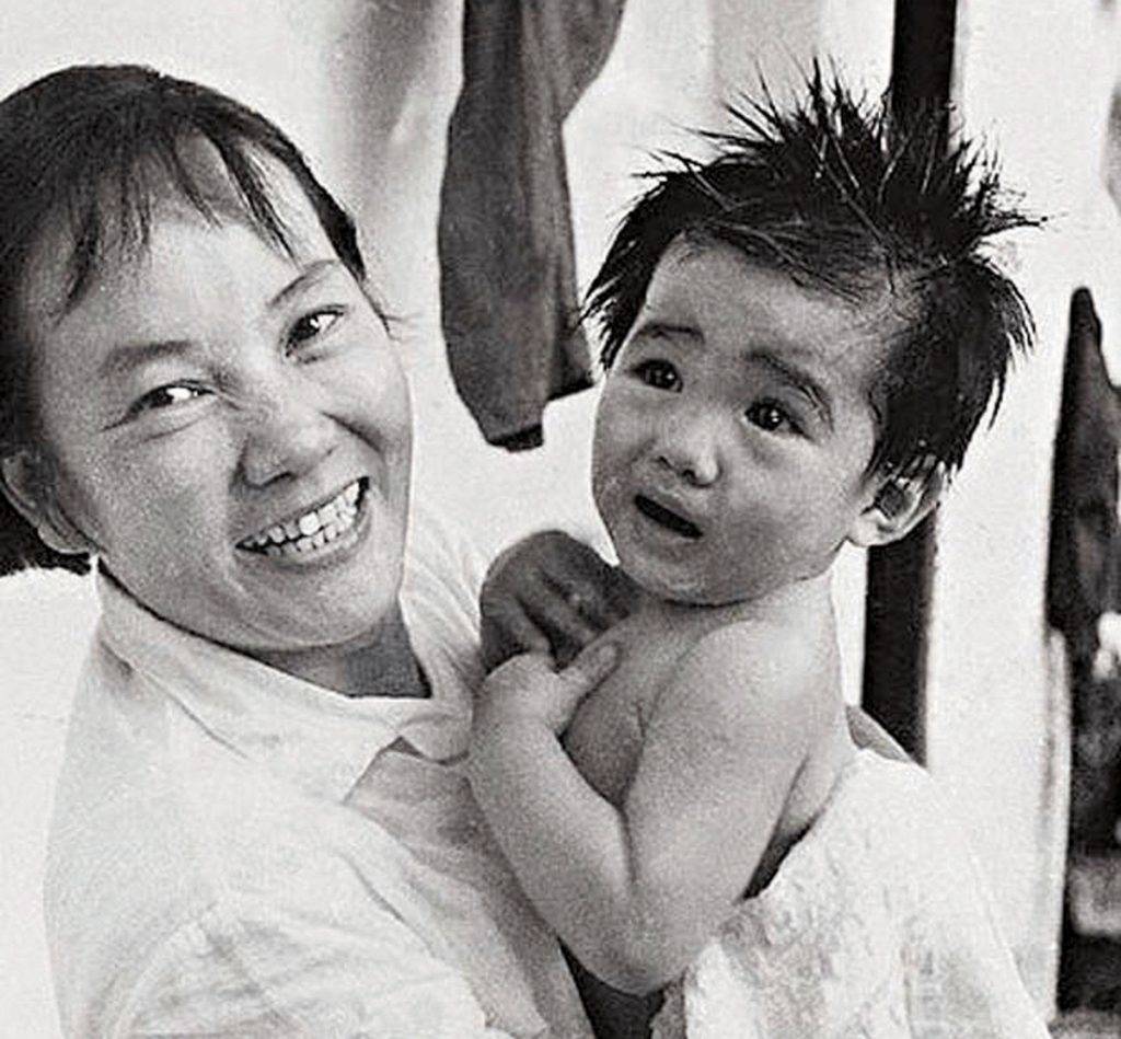 香港演藝圈 資深演員離世 黎宣與1歲箭豬頭出浴的黎姿。(圖片來源:東方新地)