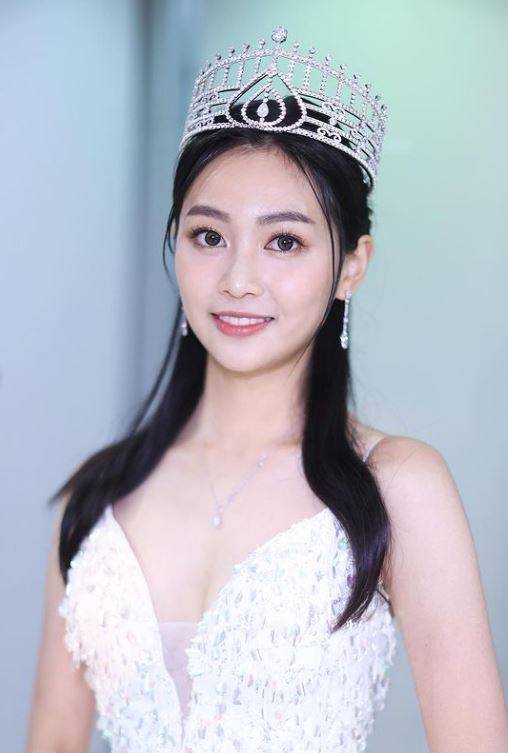 郭柏妍 tvb 早前郭柏妍以白色性感晚裝現身港姐決賽。(圖片來源:IG@rositakpyy)