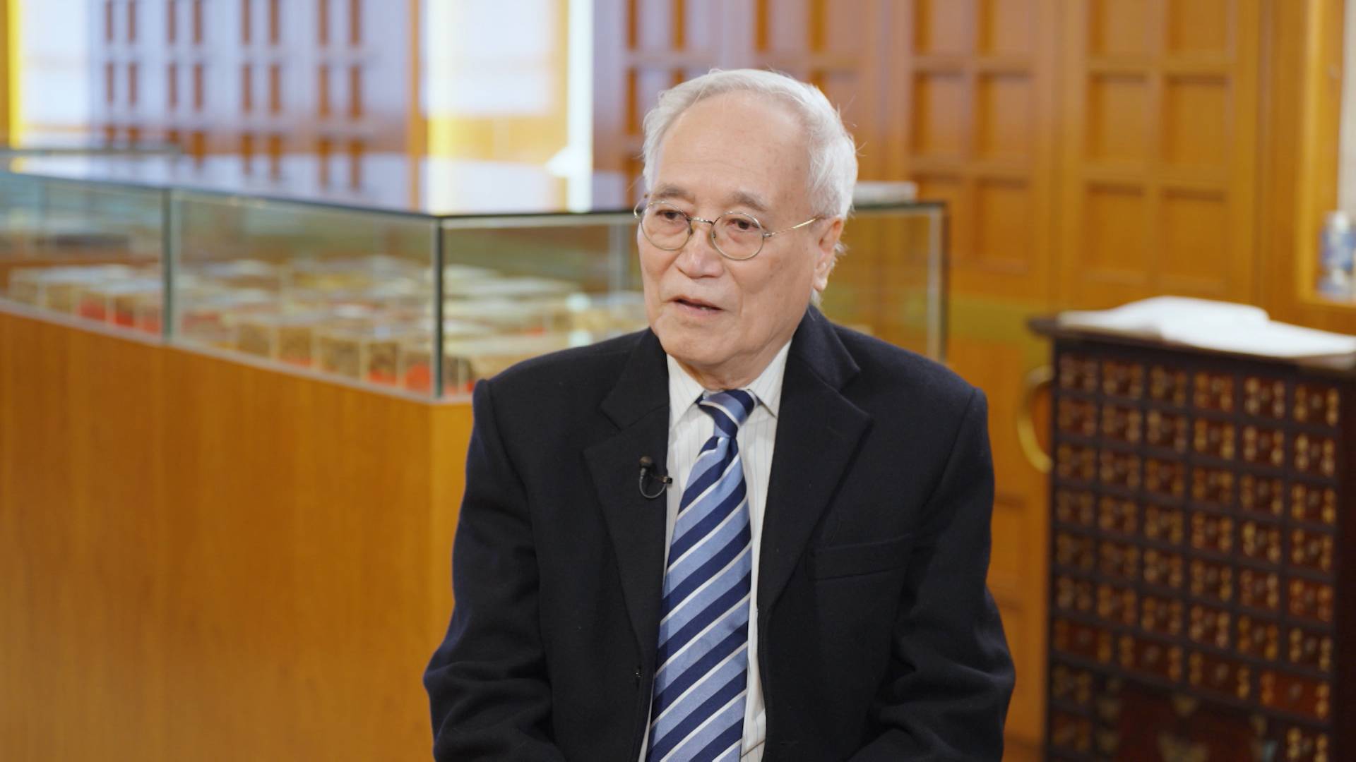 梁秉中 馬時亨獅子山精神 節目嘉賓現任中醫中藥研究所臨床研究中心總監梁秉中教授(圖片來源:ViuTV)