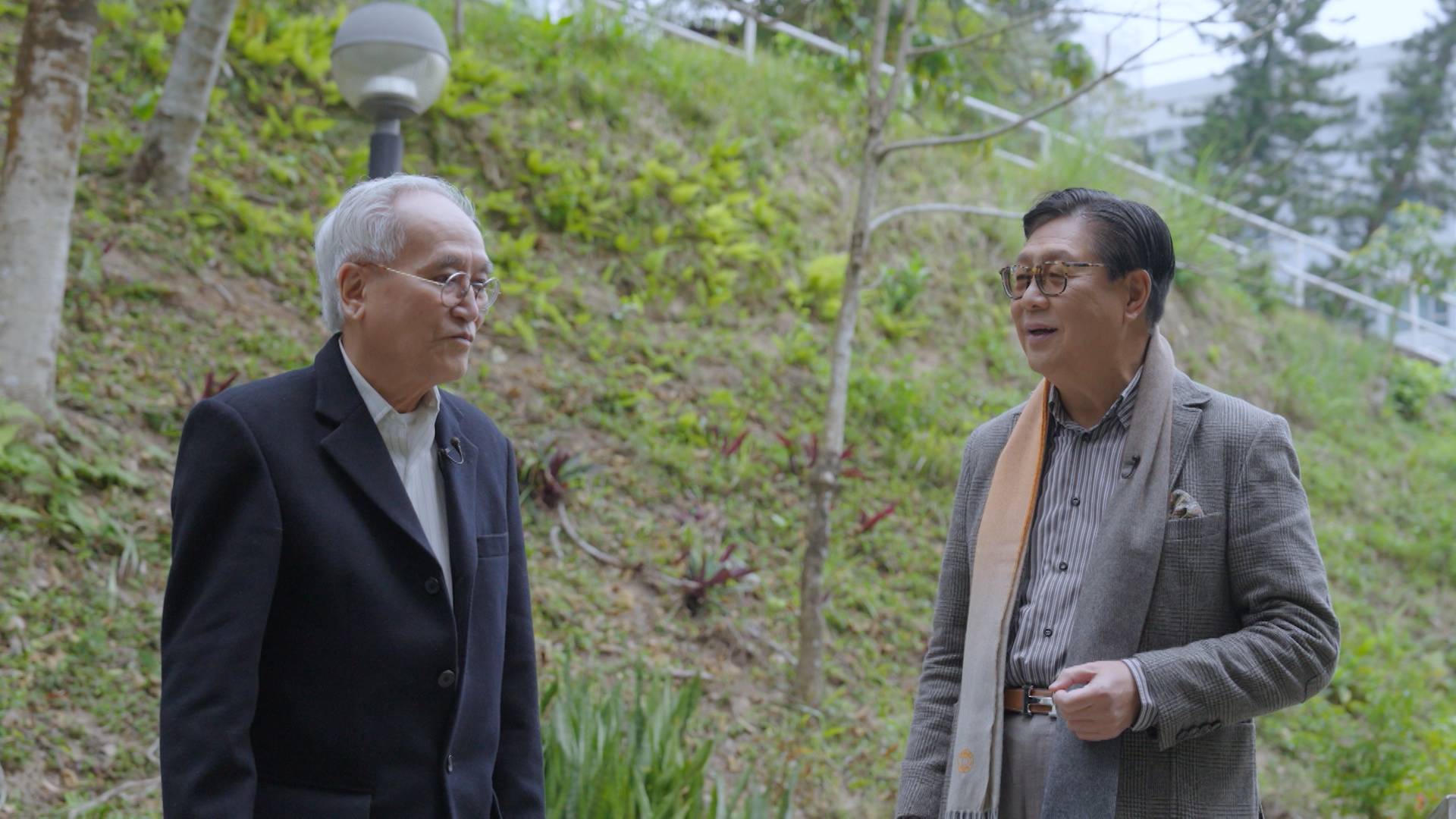 梁秉中 馬時亨獅子山精神 在參觀藥園區時,馬時亨開玩笑問他:「你有冇食中藥㗎?」(圖片來源:ViuTV)