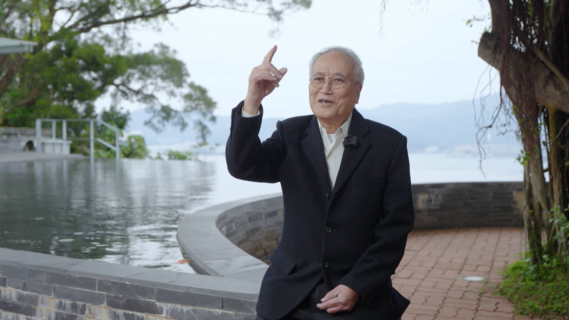 梁秉中 馬時亨獅子山精神 梁秉中教授寄語香港人,能一步一步地向上攀登,將每一件事做到接近完美的境界。(圖片來源:ViuTV)