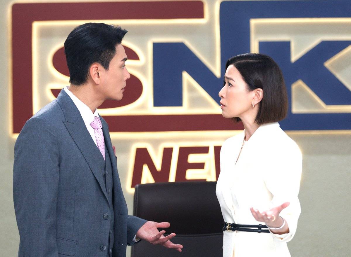 新聞女王2 劇情 《新聞女王2》劇情持續更新中:新舊媒體爭霸、權力博弈、真相與利益交織,佘詩曼「新聞女王」強勢回歸引爆收視!想知文慧心如何擴張公開平台?古肇華「國王」霸權能否撼動?立即追看《新聞女王2》劇情,第一手掌握!(監製:關文深 | 總編劇:郭建樂)(圖片來源:TVB)