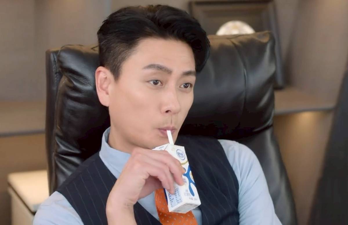 黃宗澤 新聞女王 黃宗澤在劇中頻頻飲用國產舒化奶的畫面,甚至從名牌手袋掏出盒裝奶的橋段,被網民笑稱為「廣告植入之神」。(圖片來源:TVB)