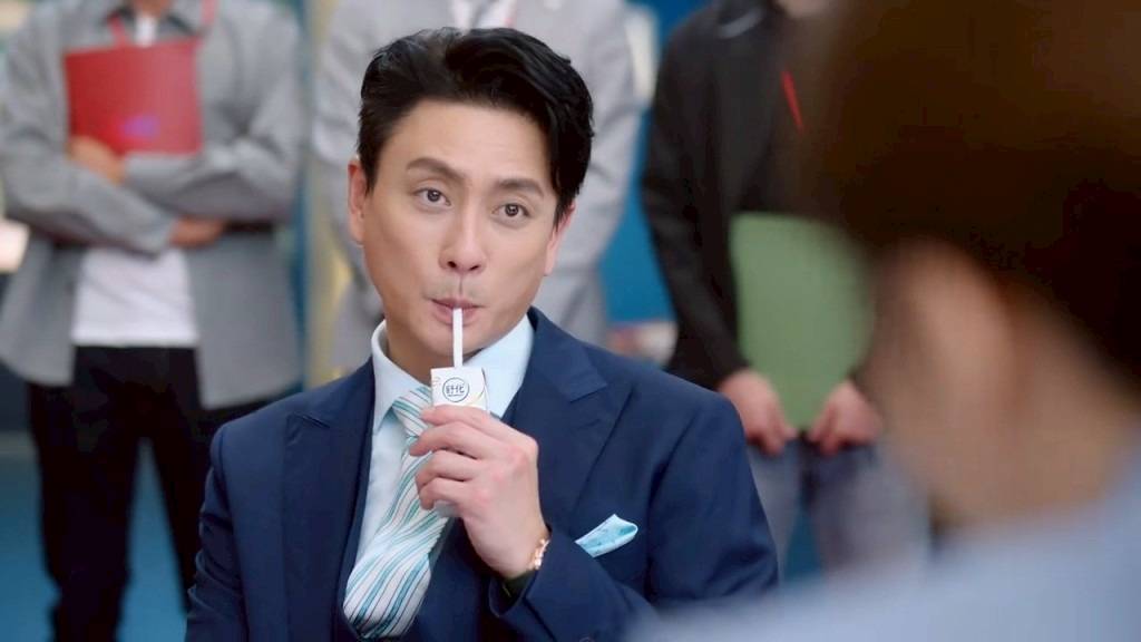 黃宗澤 新聞女王 黃宗澤「飲奶人設」全程不離手(圖片來源:TVB)