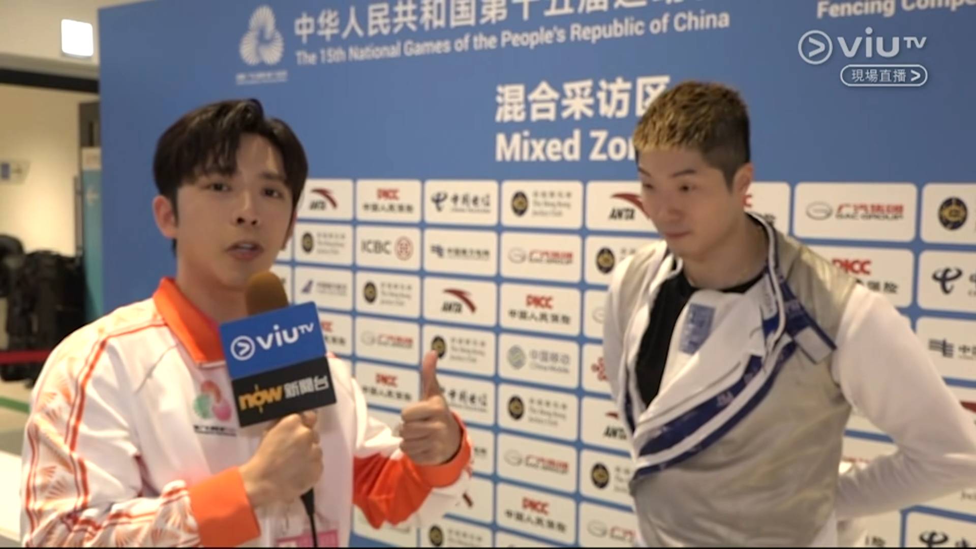 張家朗 edan Edan訪問張家朗時,與訪問好友蔡俊彥的態度截然不同。他先是恭敬地向張家朗鞠躬打招呼,然後以非常認真的語氣開始提問:「家朗,你好呀,辛苦晒!打咁多場比賽,想問你而家心情如何?」(圖片來源:ViuTV)