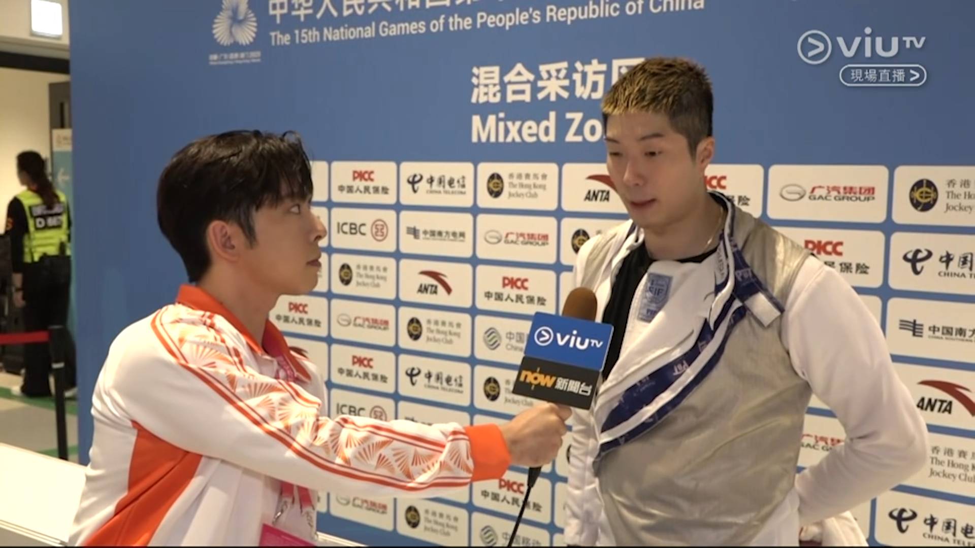 張家朗 edan 張家朗回應時,將責任歸於自己,認為是自己的情緒波動影響了節奏,並重申裁判沒有問題。他解釋:「始終我哋作為運動員,其中一樣要做嘅,就係要適應裁判,唔係裁判適應我哋。」(圖片來源:ViuTV)