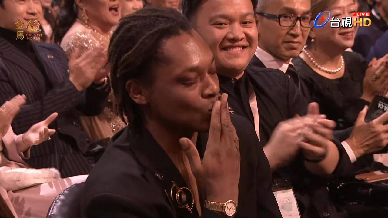 李駿碩 金馬獎 男友同樣向李駿碩飛吻。(圖片來源:第62屆金馬獎直播截圖)