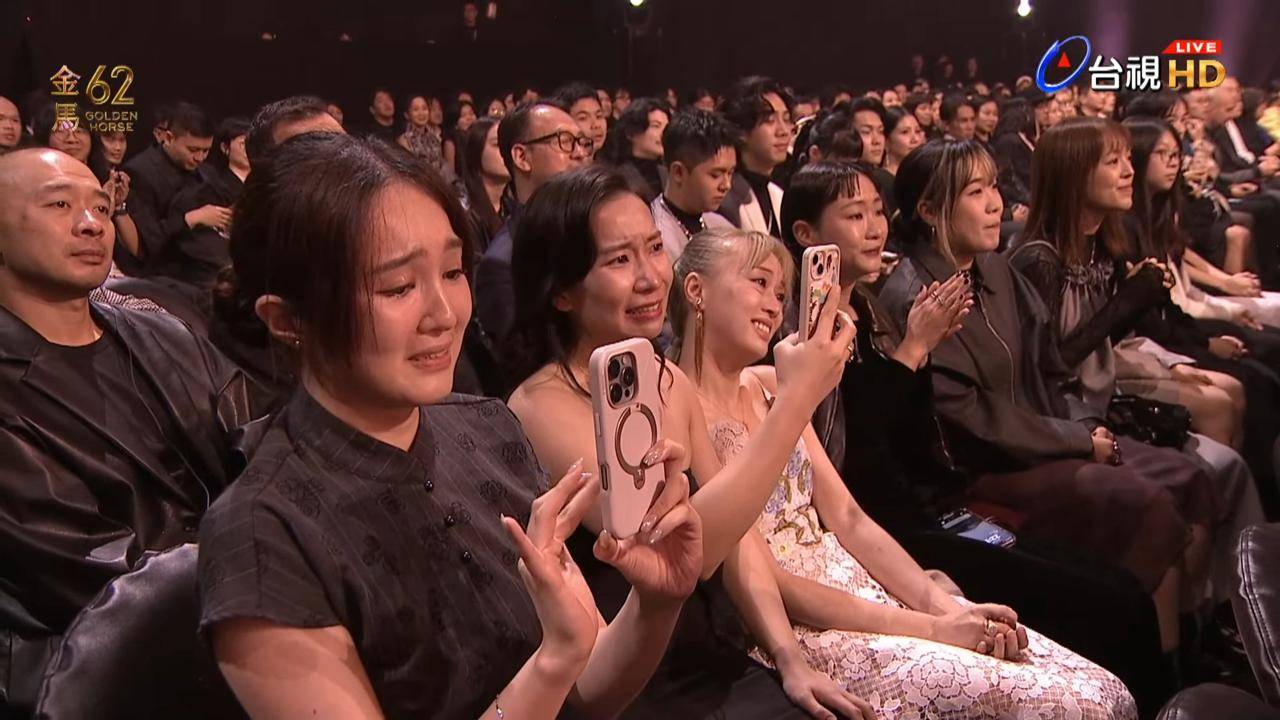 李駿碩 金馬獎 其他演員都替李駿碩感到非常開心。(圖片來源:第62屆金馬獎直播截圖)