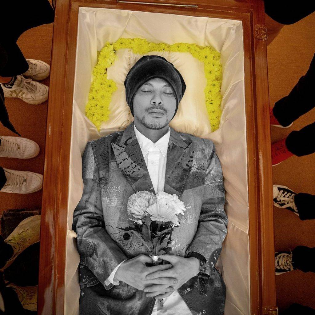 黃明志 爭議事件 事後,黃明志才公告這是一場「生前告別式」,此舉引起大批網友不滿,認為玩笑開得太過火。(圖片來源:網上圖片)