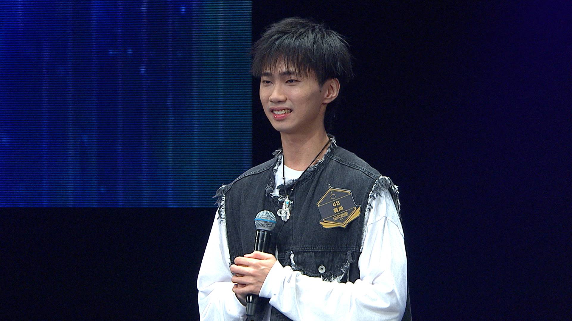 全民造星vi viutv 48號參賽者黃尚以3盞藍燈晉級進入梁祖堯一組。(圖片來源:ViuTV)