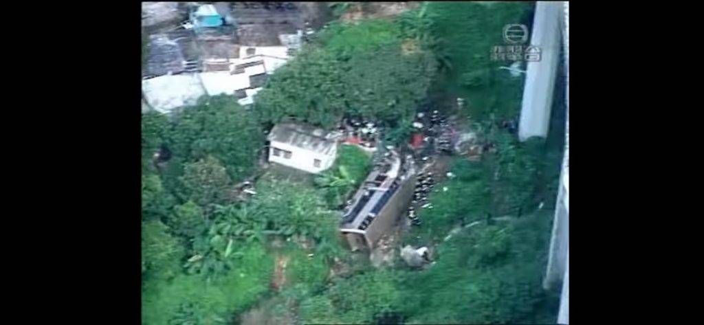 新聞女王2 胡朗軒 2003年屯門公路雙層巴士墜坡事故就是使用直升機拍攝(圖片來源:threads)