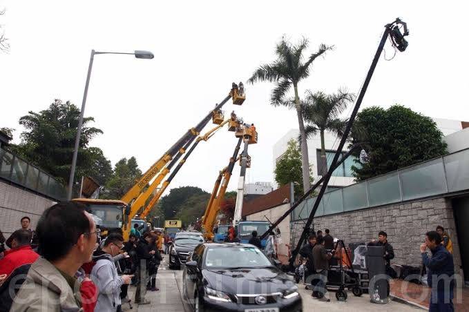 新聞女王2 胡朗軒 唐英年大宅事件則主要使用吊臂車(圖片來源:threads)