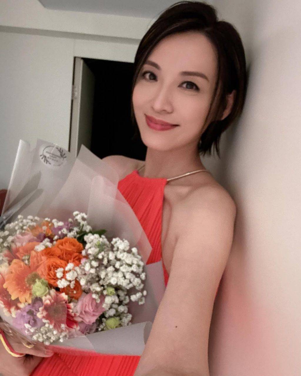 陳煒 感情 陳煒分享了母親對她人生的深遠影響,特別是在她首段婚姻出現問題時。當年她隨台灣丈夫移居當地,但婚姻亮起紅燈,她一直強顏歡笑從未向父母訴苦。(圖片來源:IG@alicechanwai)