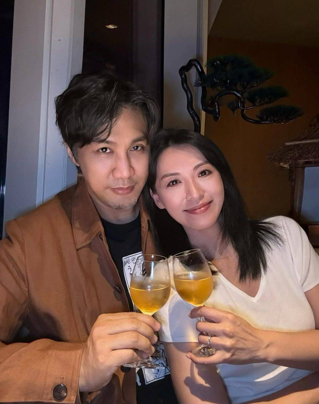 陳煒 感情 她回憶當時情況:「結果到中午,佢走咗嚟我屋企送藥,同埋送咗碗粥,覺得佢真係關心我喎,先至慢慢開始。」這個貼心舉動成為兩人感情的起點,證明真正的關懷往往體現在細微之處。(圖片來源:IG@alicechanwai)