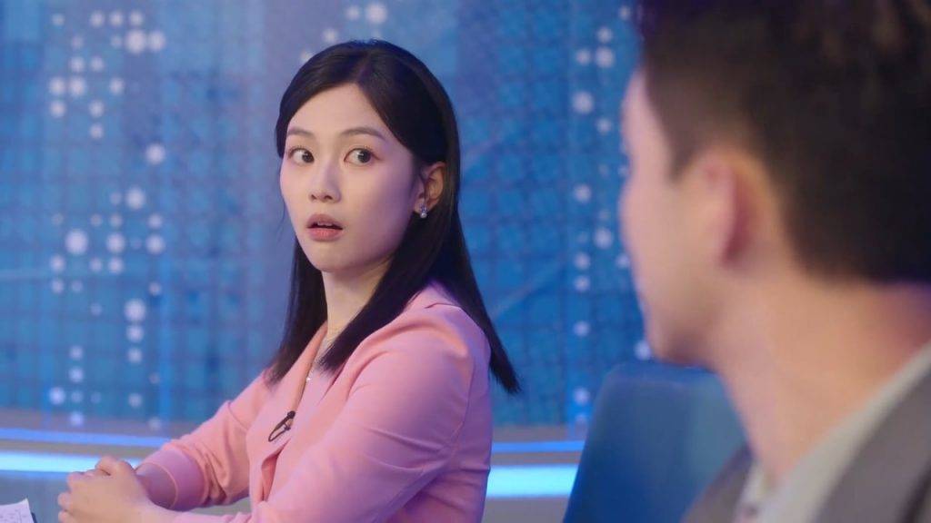 郭柏妍 tvb 郭柏妍在《新聞女王2》的角色人設延續上一季尾聲,繼續飾演採訪能力並無進步的花瓶主播(圖片來源:TVB)