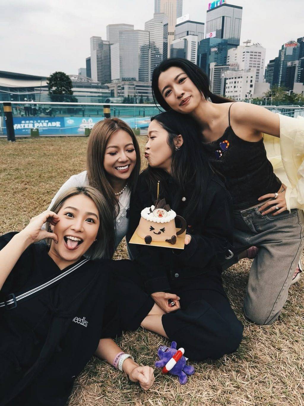 蔡思貝 無綫 蔡思貝透露身邊朋友大部分都是女性,男性朋友比較少見面,雖然有人追求但她現時專注工作。她又提到家人比較開明,「我屋企人比較open,唔會催婚催生B」。(圖片來源:IG@sisleychoi)