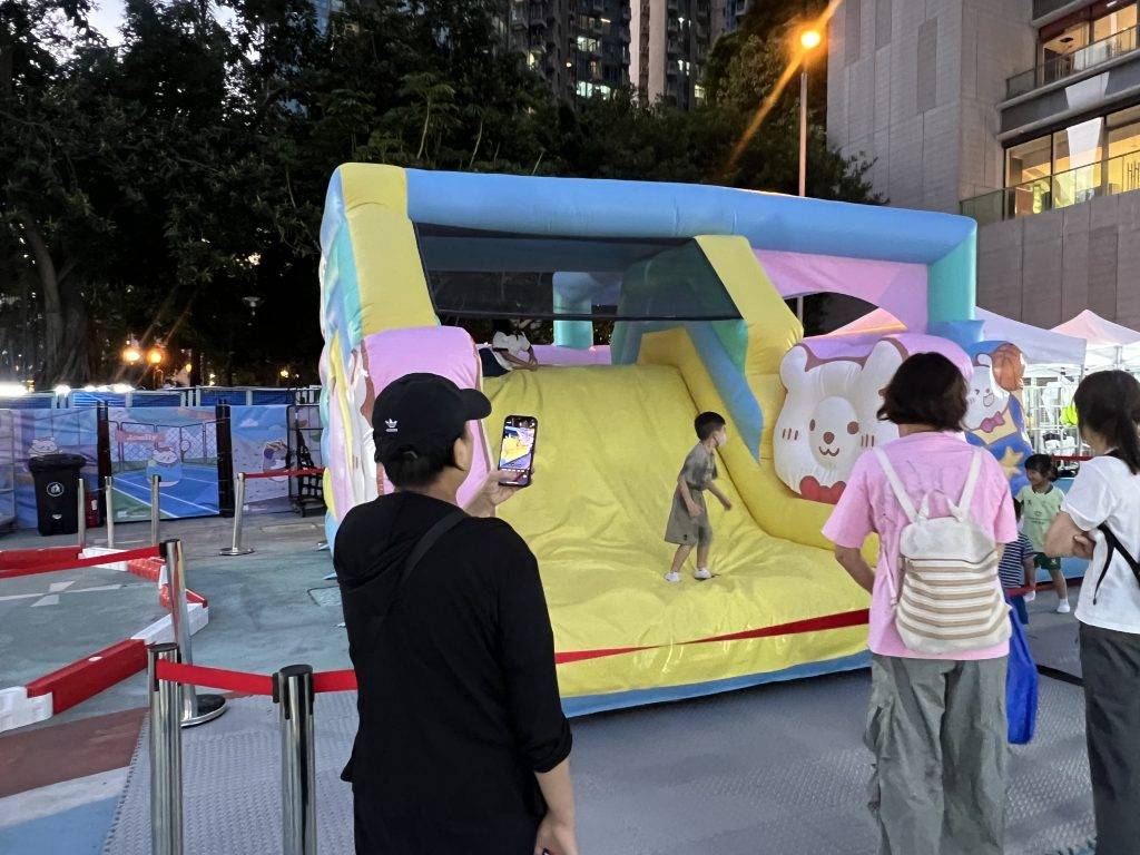 觀塘夜市 攤位 充氣城堡 (圖片來源:新假期編輯部)