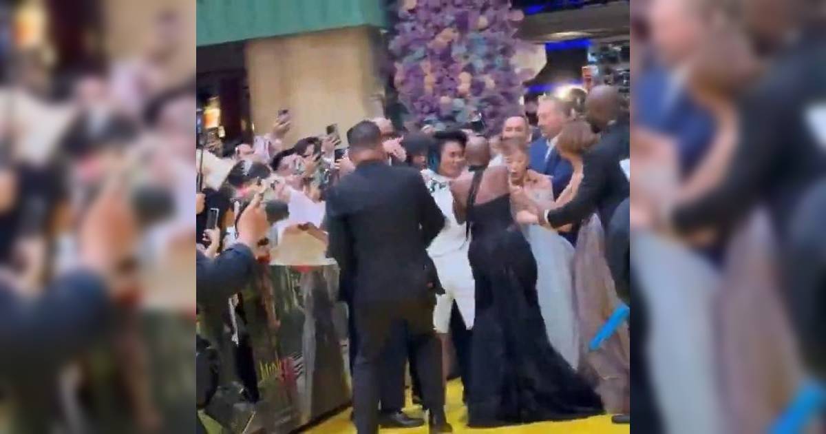 Ariana Grande新加坡被瘋狂粉絲襲擊｜同劇演員挺身保護 保安遲鈍被狠批