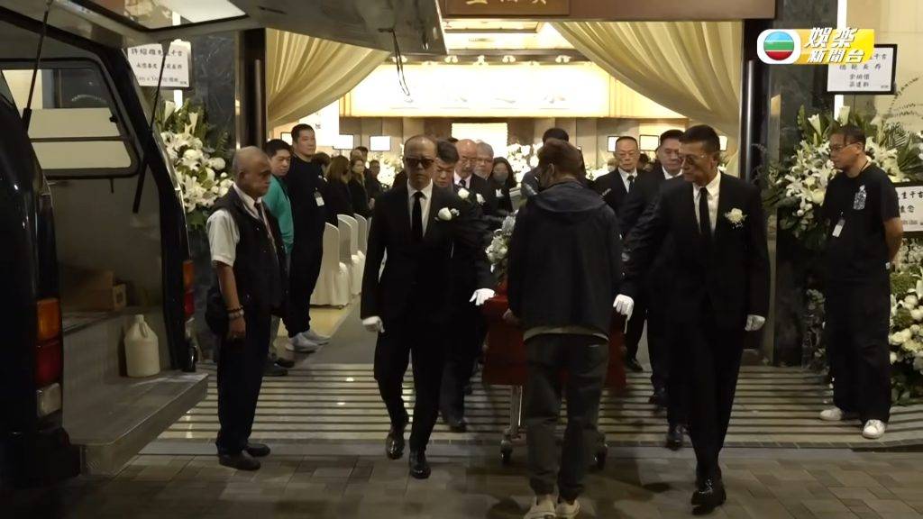 許紹雄 佘詩曼 由麥長青、苗僑偉、歐陽震華、阮兆祥、關禮傑 、杜燕歌、羅樂林及曾偉明扶靈(圖片來源:TVB娛樂新聞台)