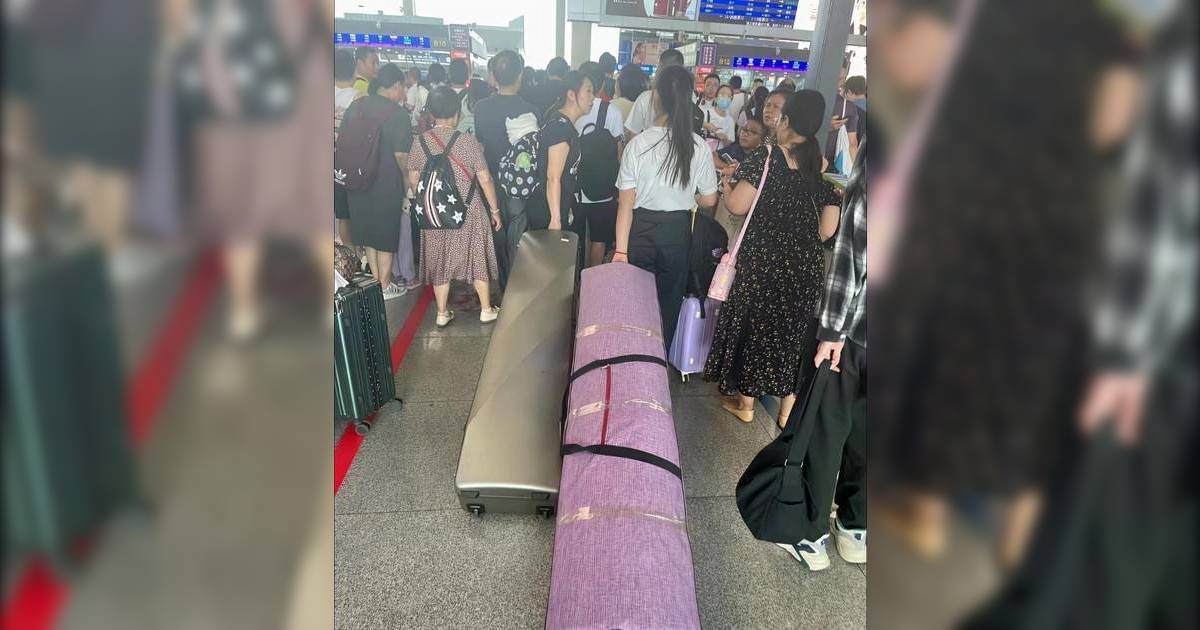 機場母女拖「巨型行李箱」｜外形極似棺材嚇窒路人