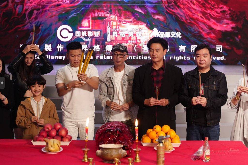 驅魔龍族馬小玲 萬綺雯 驅魔龍族馬小玲 陳十三帶領大家上香,祈求拍攝順利。(圖片來源:大會提供)