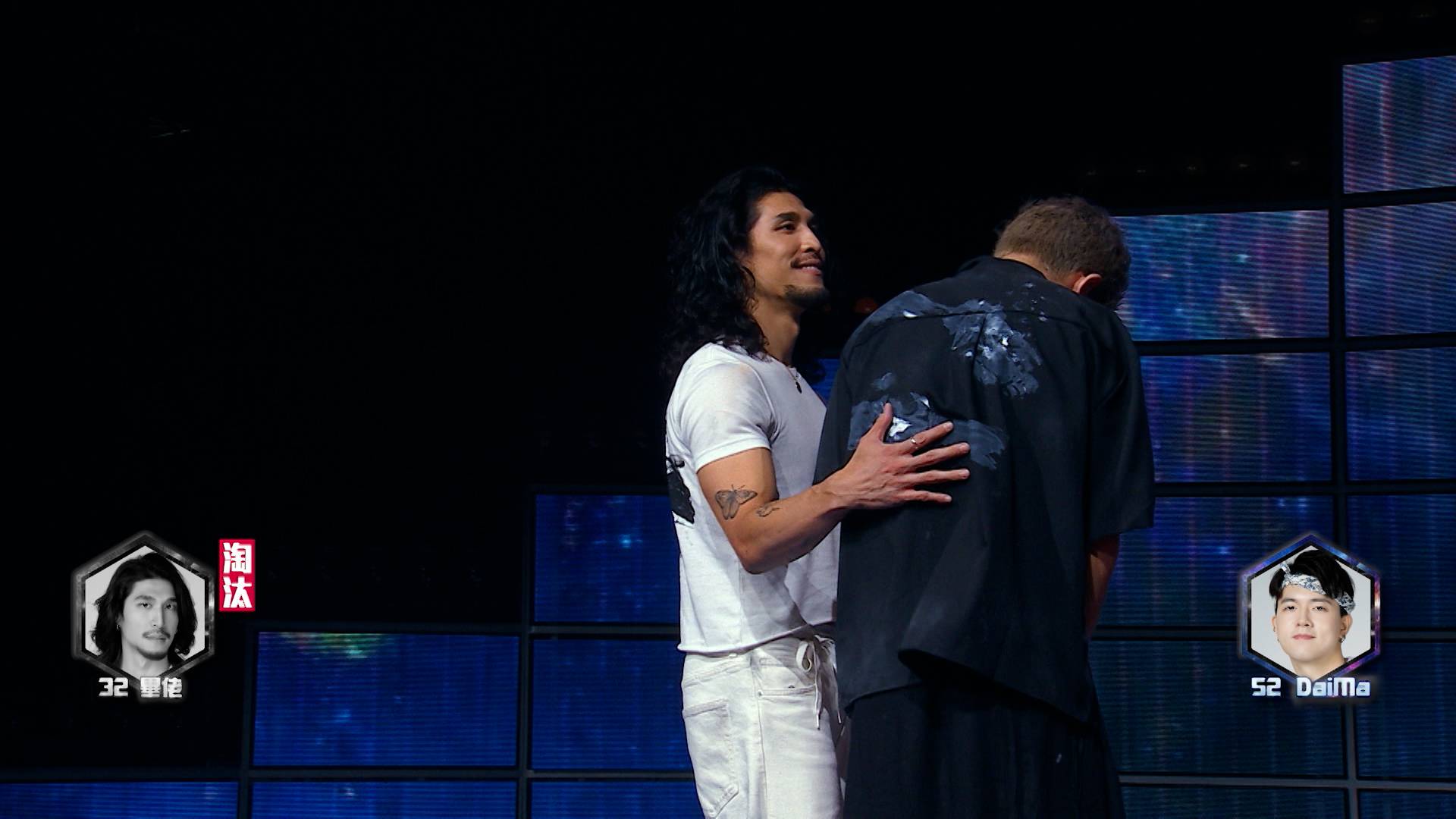 畢佬 被淘汰的畢佬反過來安慰DaiMa。(圖片來源:ViuTV)