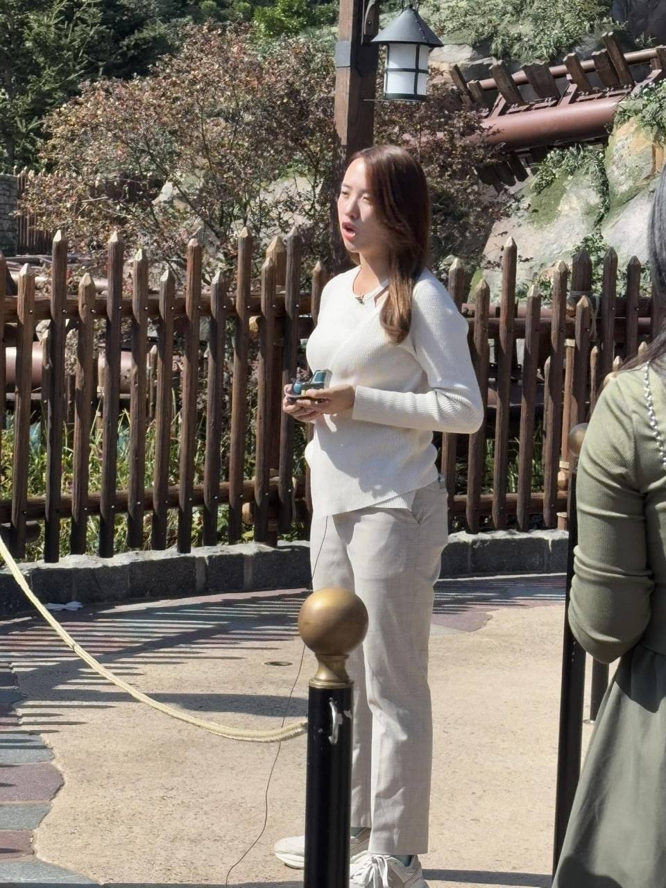 劉倩桐 now 主題樂園採訪側拍(圖片來源:NowTV)