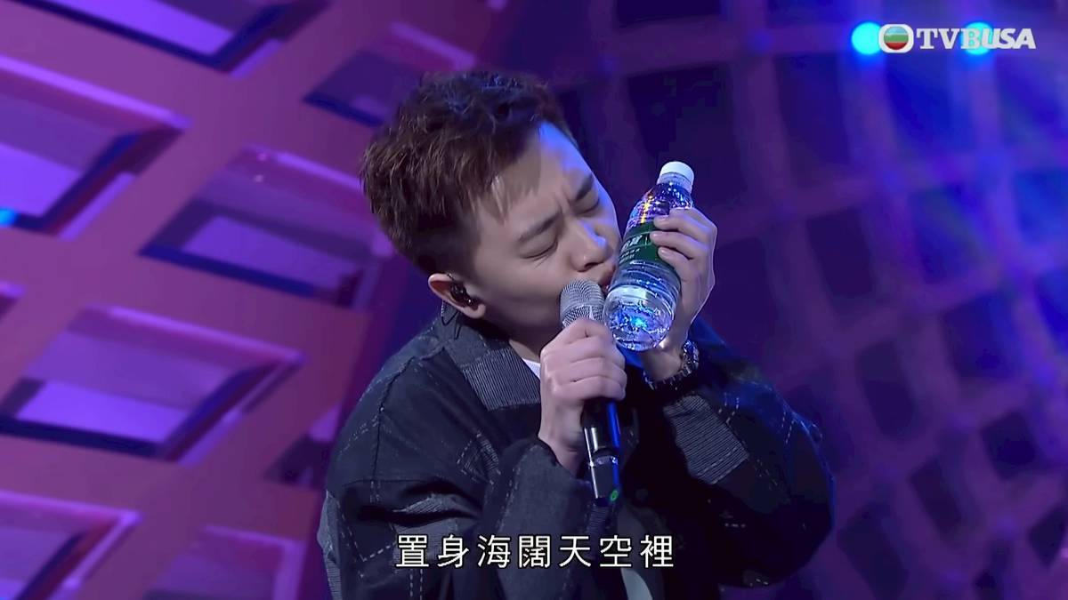 中年好聲音 tvb 譚輝智肉緊嘴礦泉水。(圖片來源:TVB)