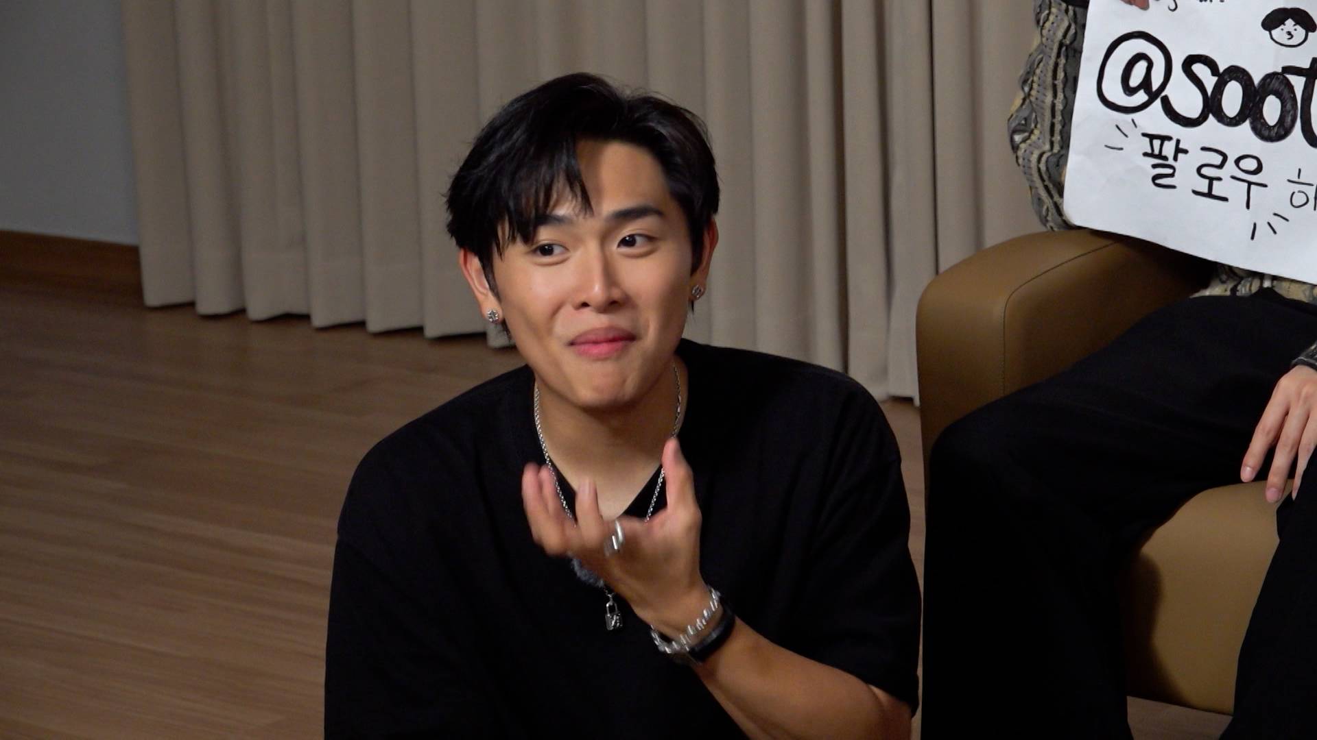 全民造星6 gordon Jacky Fan表示BUSKING時自己笑到四萬咁嘅口。(圖片來源:ViuTV)