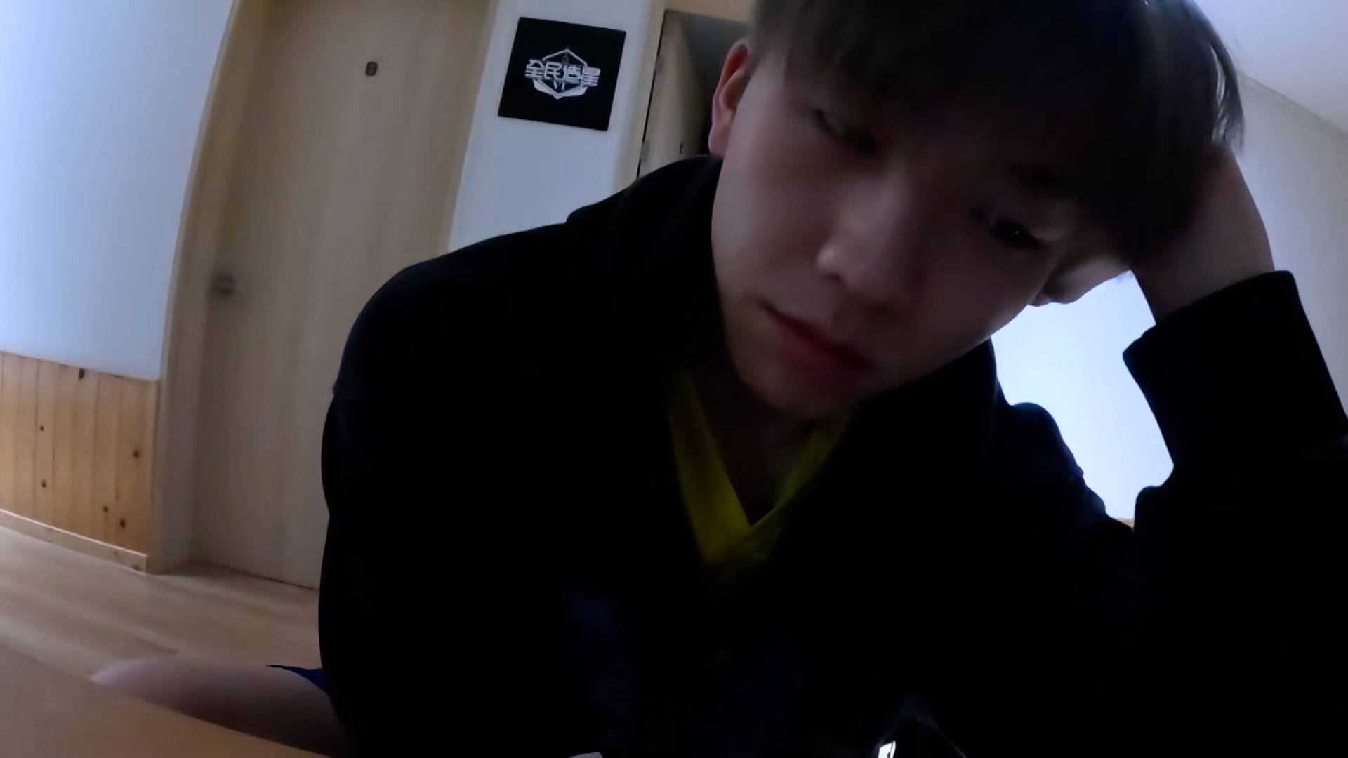 全民造星6 gordon Gordon被失眠所困擾。(圖片來源:ViuTV)