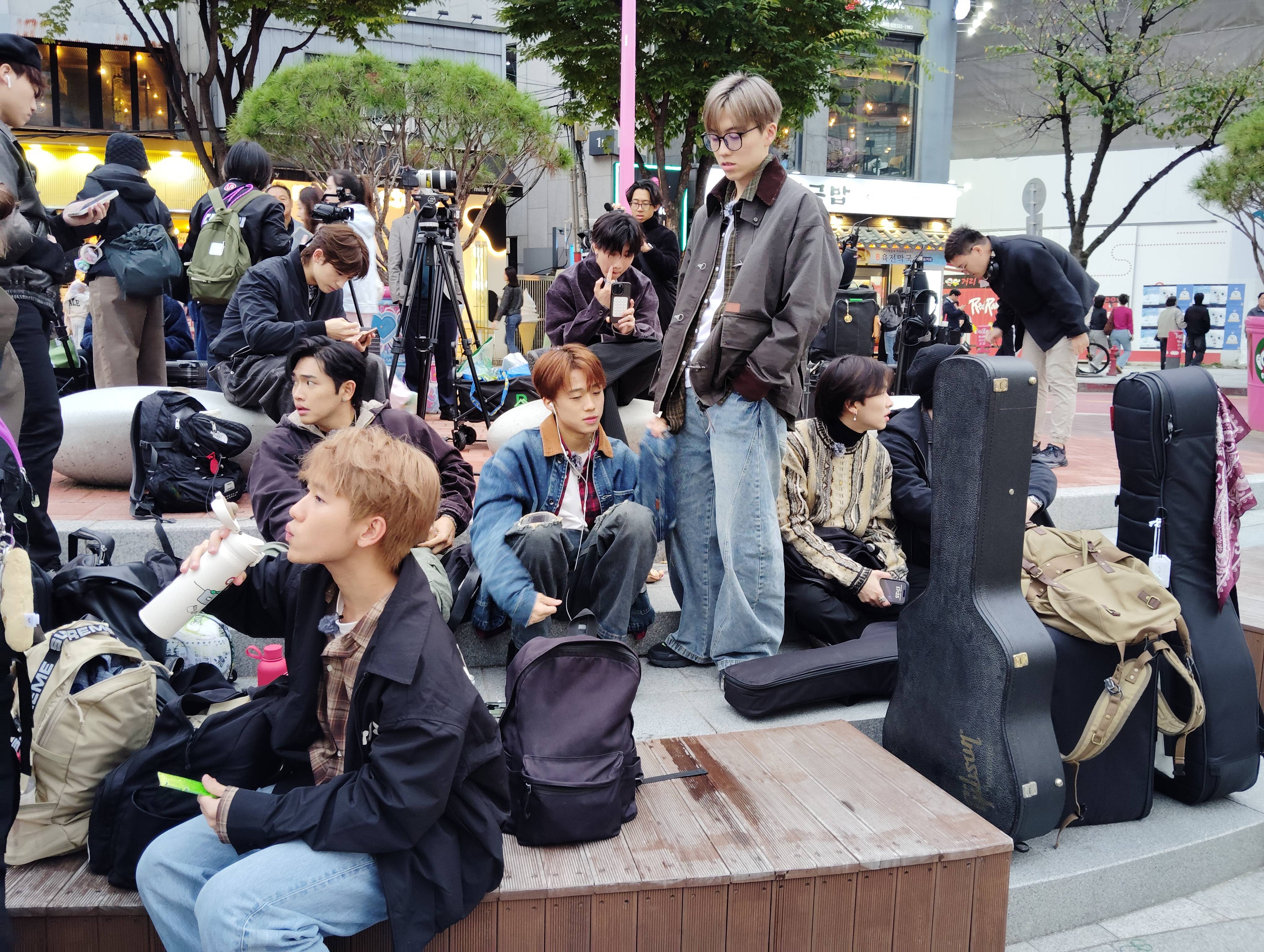 全民造星6 gordon 14位參賽者到弘大BUSKING,進行第二次評級。(圖片來源:ViuTV)